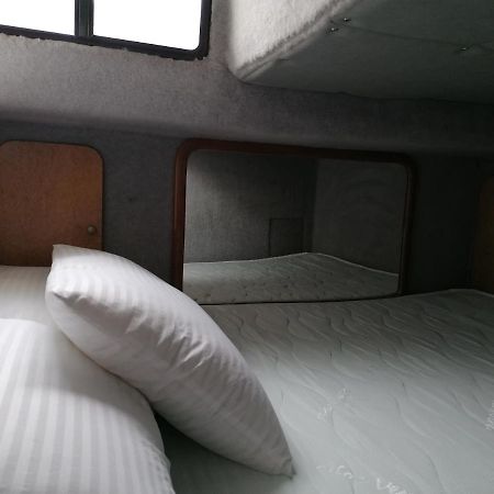 Sejour Insolite Sur Un Yacht. Bateau Hotel A Quai. La Rochelle  Exterior foto