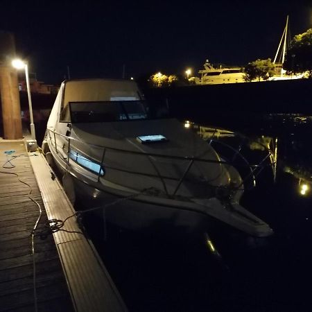 Sejour Insolite Sur Un Yacht. Bateau Hotel A Quai. La Rochelle  Exterior foto